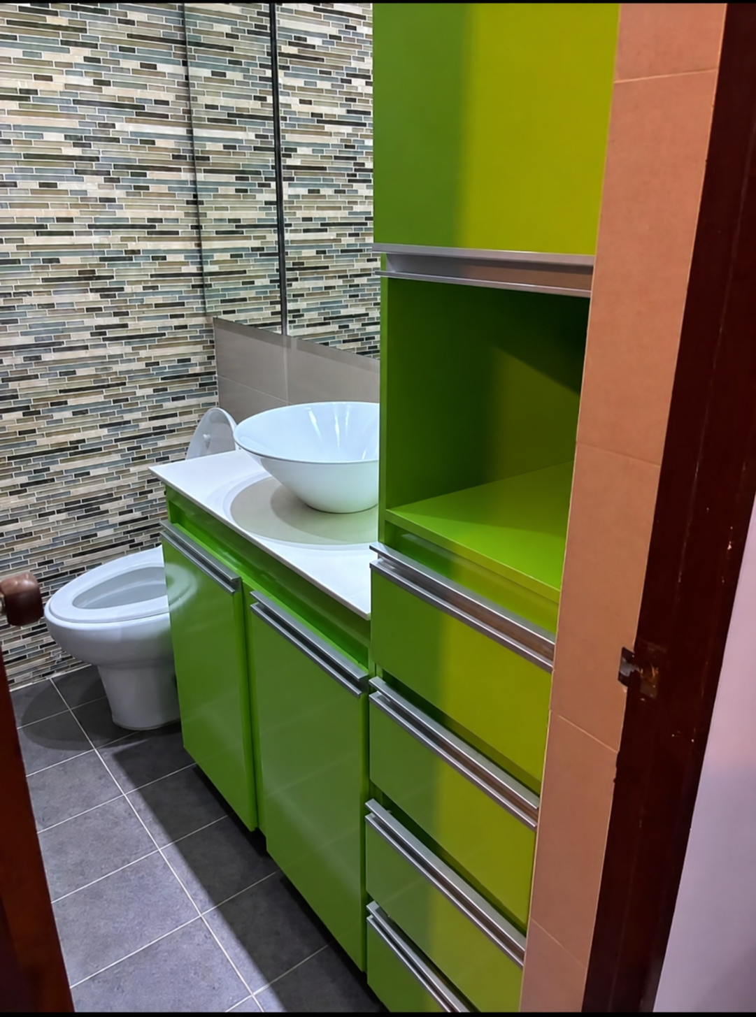 Baño con mueble verde de la casa en Ciudad Jardín