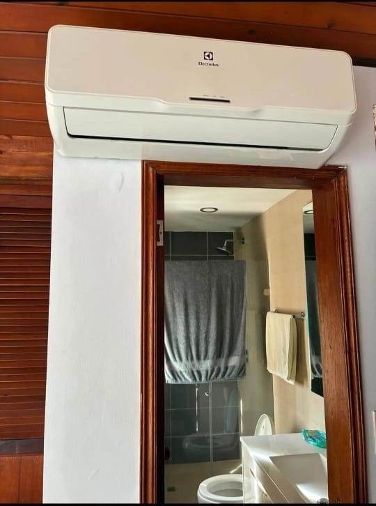 Aire acondicionado y baño de la casa en Ciudad Jardín