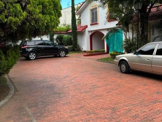 Parqueadero del conjunto de la casa en Ciudad Jardín