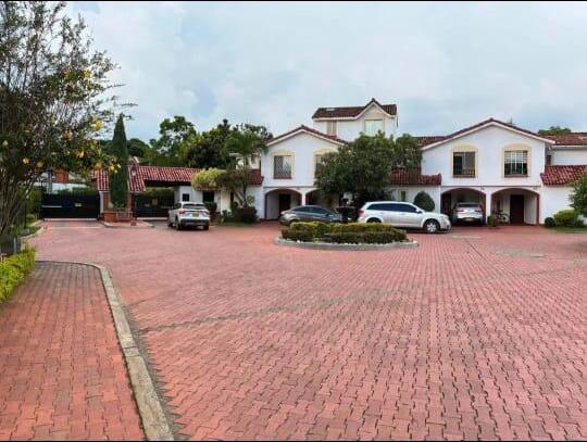 Conjunto residencial de la casa en Ciudad Jardín
