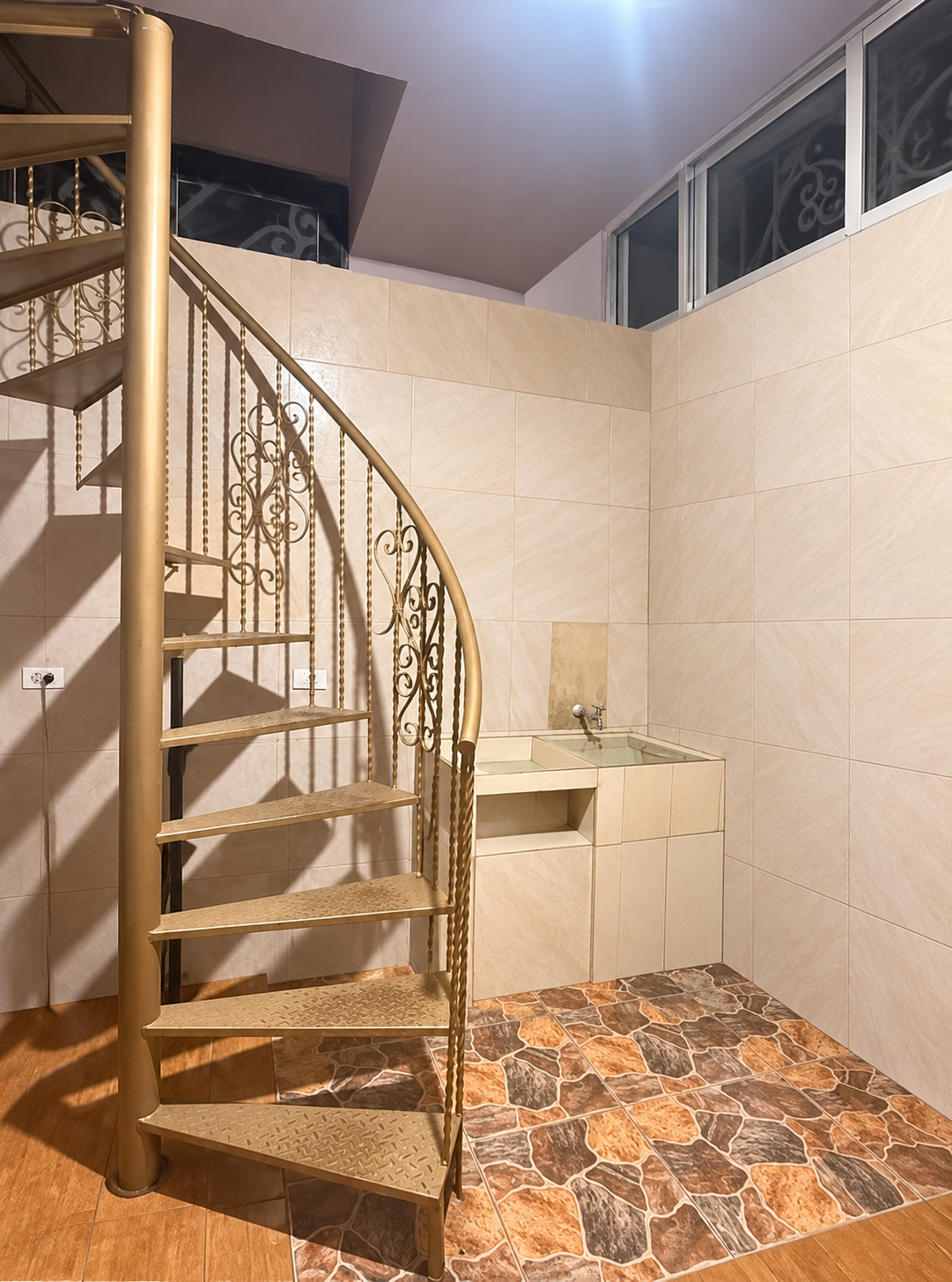 Escalera y zona de oficios de la casa en Ciudad Talanga 3