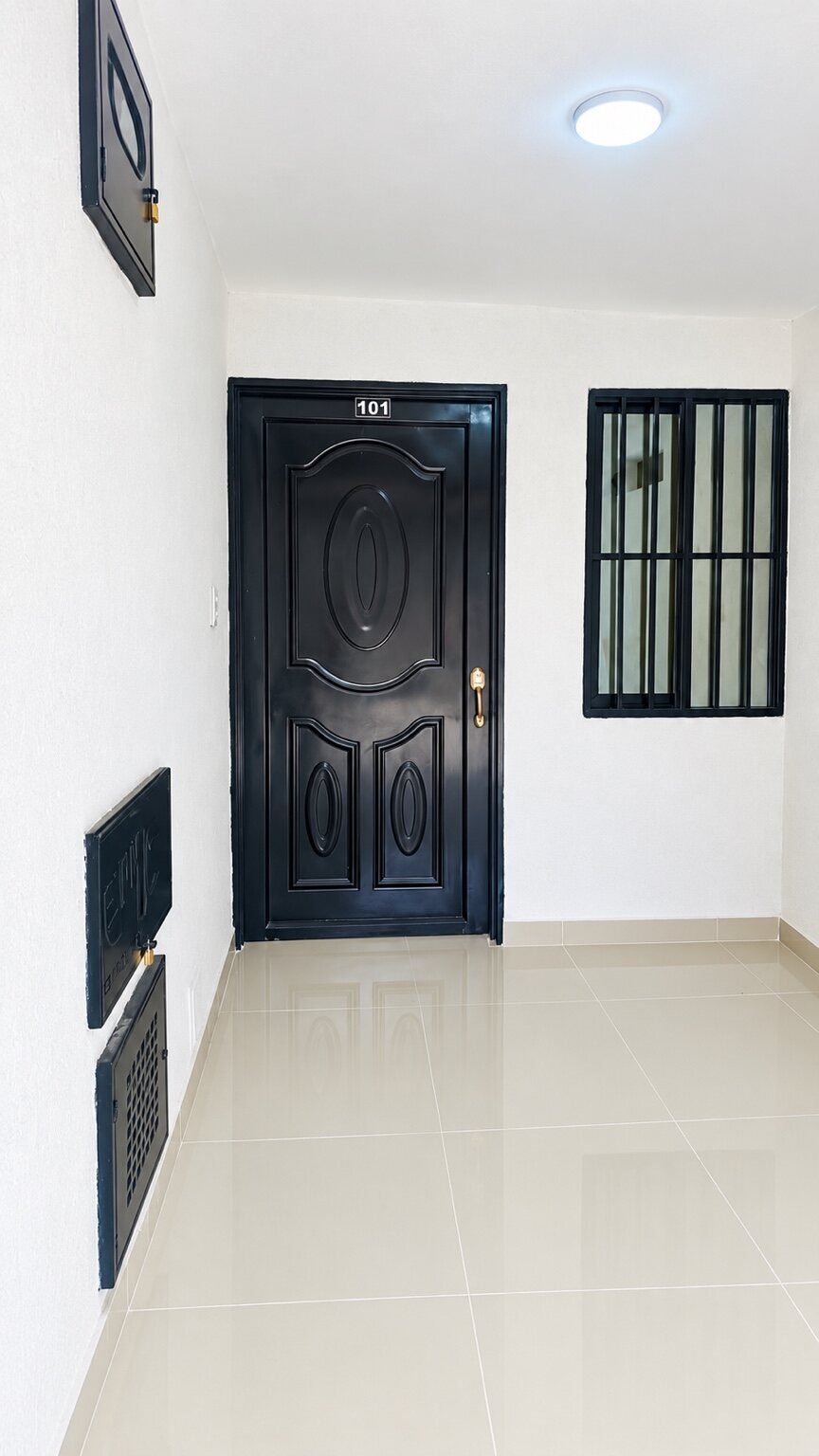 Entrada del apartamento 101 del edificio en el barrio Bolivariano