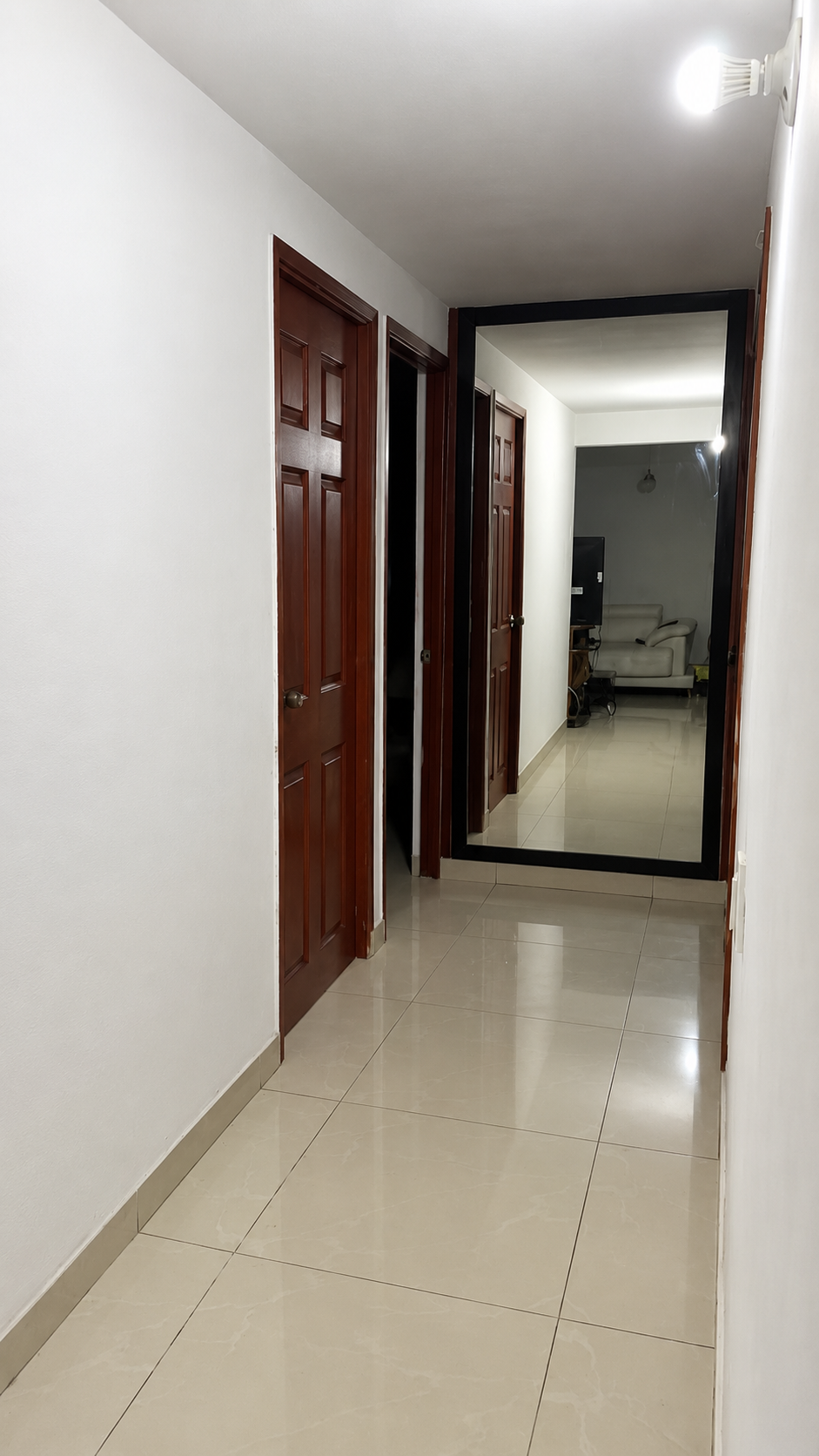 Pasillo de acceso a las habitaciones del apartamento en La Nueva Base