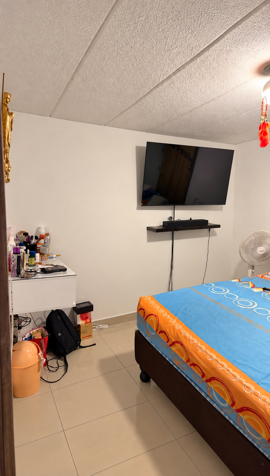 Habitación con televisión del apartamento en La Nueva Base