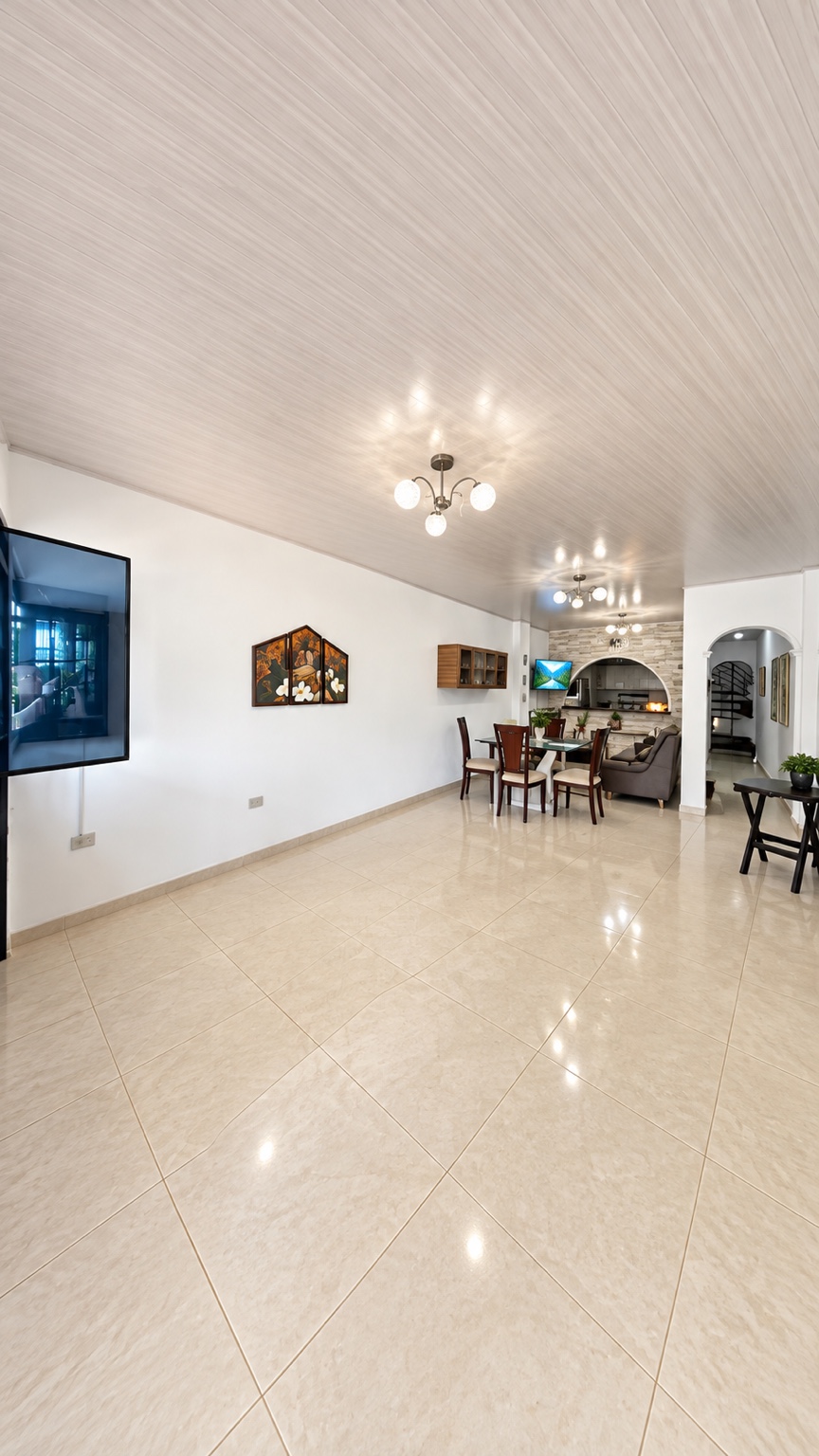 Sala-comedor amplia de la casa en Salomia