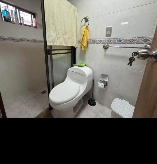 Baño de la casa cerca de Salomia