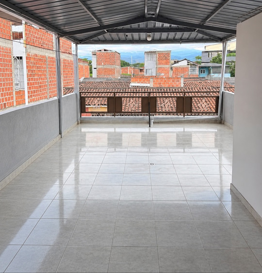 Terraza cubierta de la casa cerca de Salomia