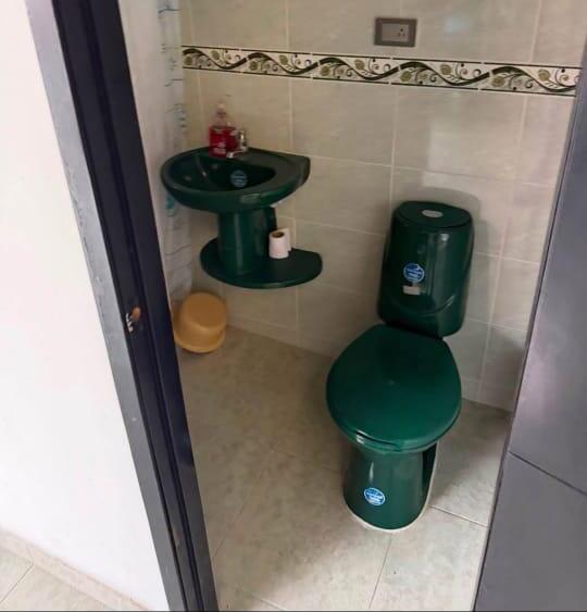 Baño auxiliar de la casa cerca de Salomia