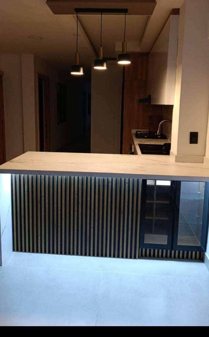 Cocina y barra de la casa en Villa Colombia