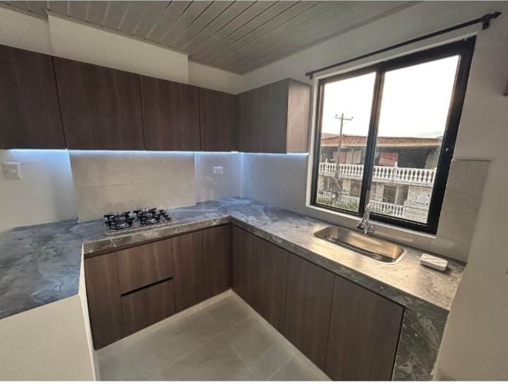 Cocina integral de la casa en Villa Colombia