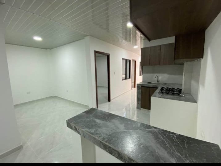 Sala y cocina de la casa en Villa Colombia
