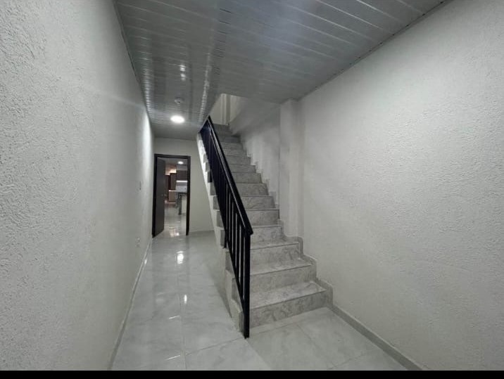 Escaleras y circulación interior de la casa en Villa Colombia